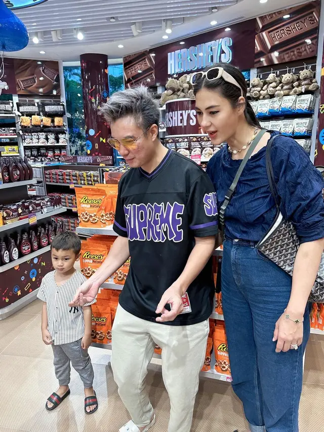 8 Gaya Kompak Baim Wong dan Paula Verhoeven Momong Anak yang Bakal Jadi Kenangan