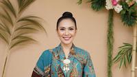Outfit Ibu untuk Wisuda Anak by Meta AI