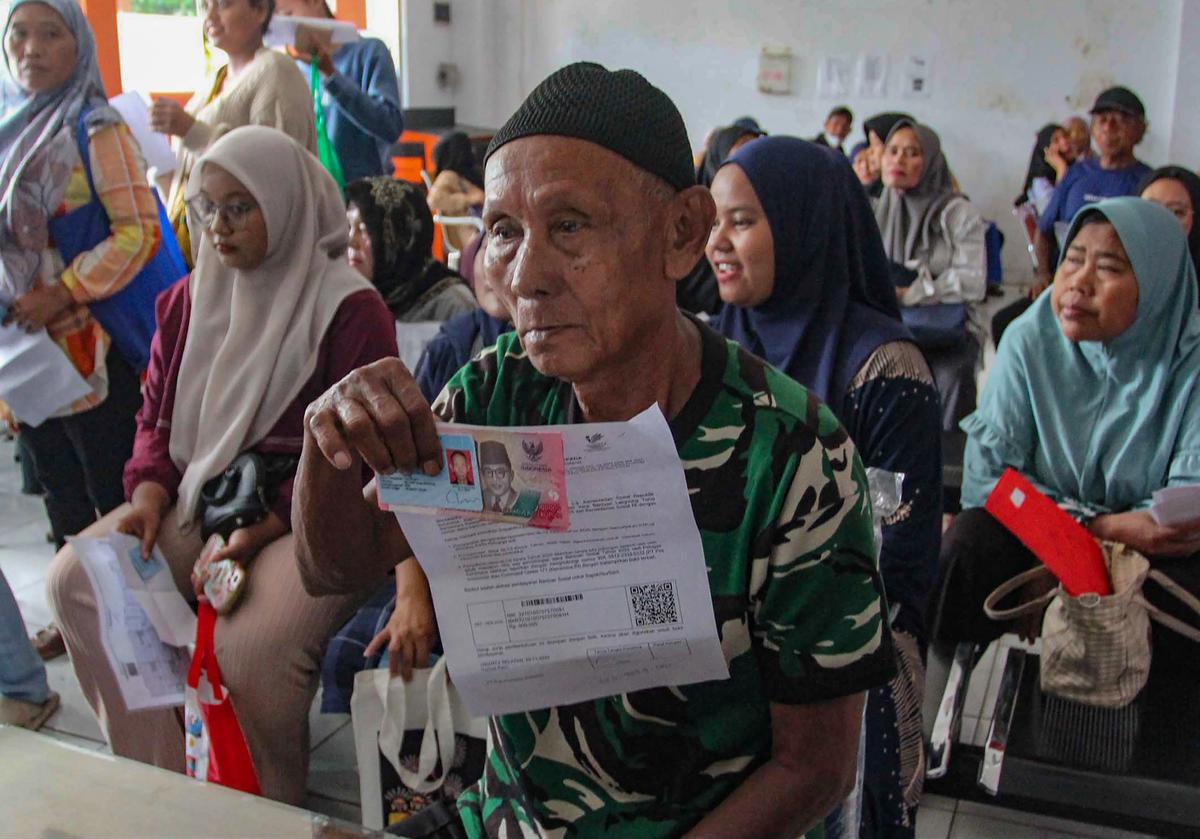FOTO: Warga Antre Memadati Kantor Pos untuk Mengambil BLT Kesra 2025
