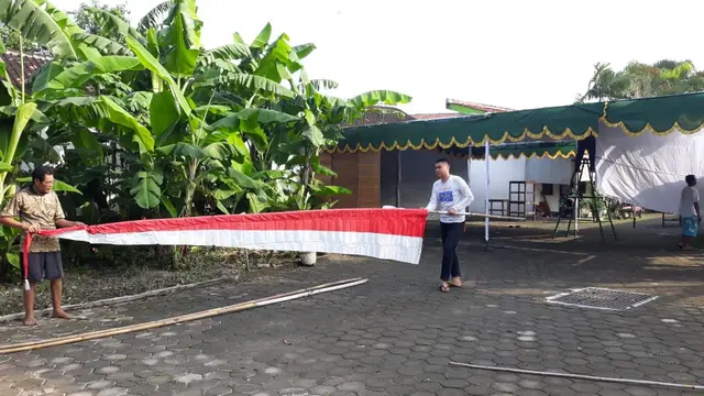 Petugas KPPS dan warga terlihat sibuk melakukan kerja bakti untuk mendirikan TPS 38 yang beralamat di Jalan Kasuari III No 6, Kampung Tirtoyoso, Manahan, Solo. (Foto: Liputan6.com/Fajar Abrori)