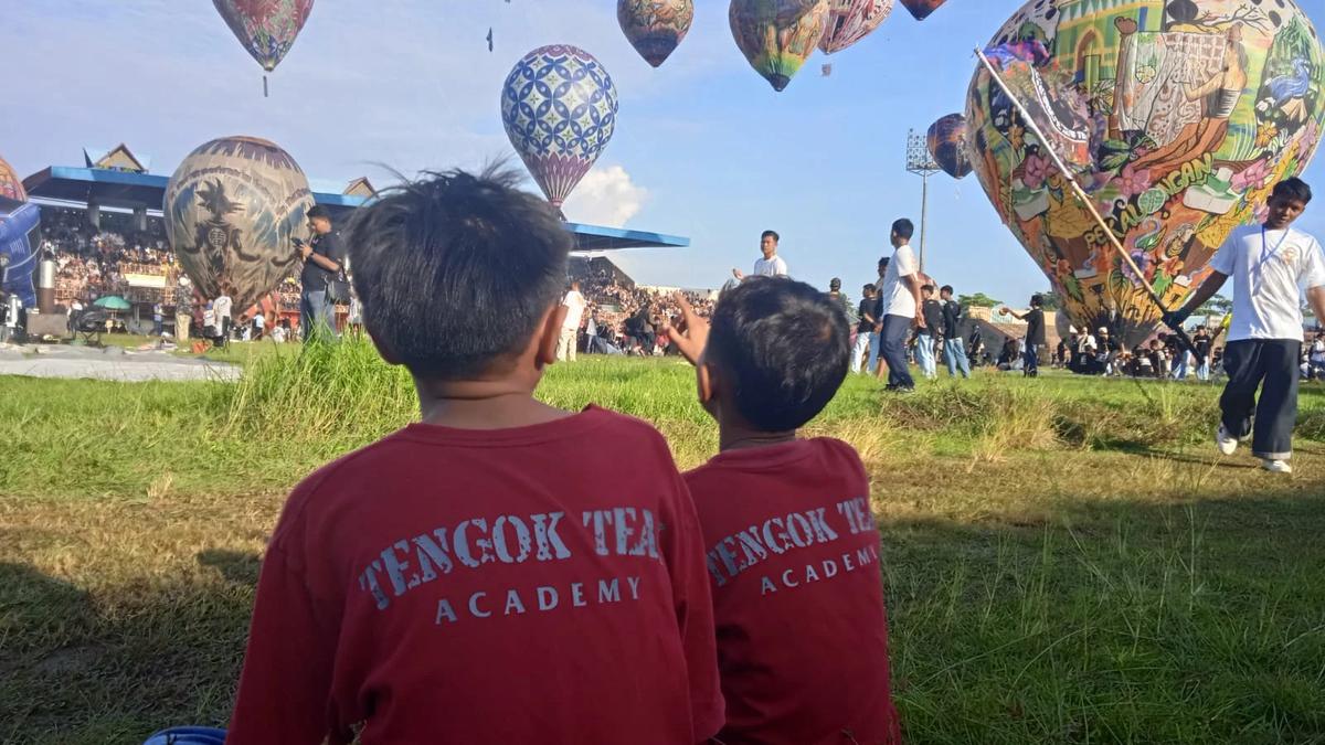 Festival Balon Hiasi Langit Pekalongan