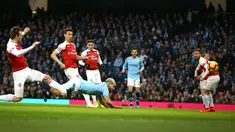 Striker Manchester City, Sergio Aguero menyundul bola saat mencetak gol ke gawang Arsenal pada Premier League di Stadion Etihad, Manchester, Inggris, Minggu (3/2). Manchester City menang 3-1 atas Arsenal. (AP Photo/Dave Thompson)