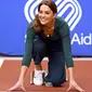 Duchess of Cambridge, Kate Middleton bersiap untuk lari bersama dengan para atlet saat menghadiri acara SportsAid di Stadion London, London timur, Rabu (26/2/2020). Dalam acara SportsAid, Kate Middleton ikut lari bersama dengan para atlet dan mencoba taekwondo . (Yui Mok/Pool PA via AP)