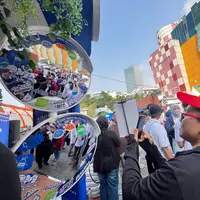 AQUA menghadirkan Teras Adem sebagai pusat pengalaman “Perayaan AQUA Ademin Indonesia” 15–22 Agustus 2026 dalam rangka HUT RI ke-81 di kawasan Blok M, Jakarta (15/8/2026). (Liputan6.com/Alfareza Ramadhani)