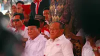 Prabowo Subianto bersama Aburizal Bakrie saat acara deklarasi dukungan di Tugu Proklamasi, Jakarta, Selasa (10/6/14). (Liputan6.com/Miftahul Hayat)