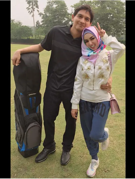 Enam bulan menunjukkan kemesraannya, pasangan ini kembali mengejutkan banyak pihak. Artis yang juga Anggota DPR itu menggugat cerai istrinya. Lucky melayangkan gugatan di Pengadilan Agama Jakarta Timur pada 30 Juni 2017. (Instagram/tiaradewireal)