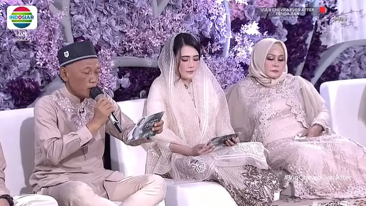 Cantiknya Via Vallen di Momen Pengajian dengan Busana Bernuansa Nude