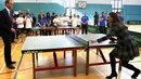 Ini potret ketika William dan Kate bermain ping pong. Mereka tengah berada di Skotlandia pada April 2013. (DAVID CHESKIN/AFP/Getty Images/E! News)