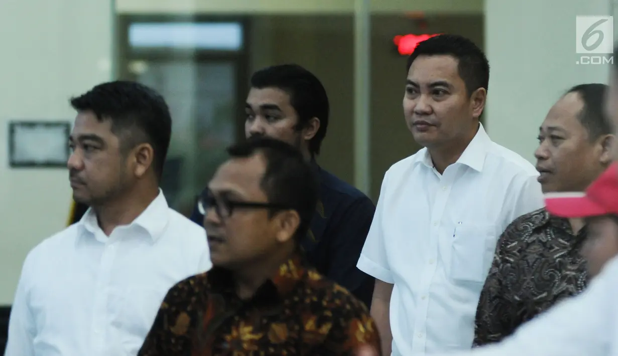 Anggota Komisi I DPR dari Fraksi Golkar, Fayakhun Andriadi (kedua kanan) usai diperiksa di gedung KPK, Jakarta, Selasa (10/10). Fayakhun diperiksa sebagai saksi kasus dugaan suap pengadaan satelit monitoring di Bakamla. (Liputan6.com/Helmi Fithriansyah)