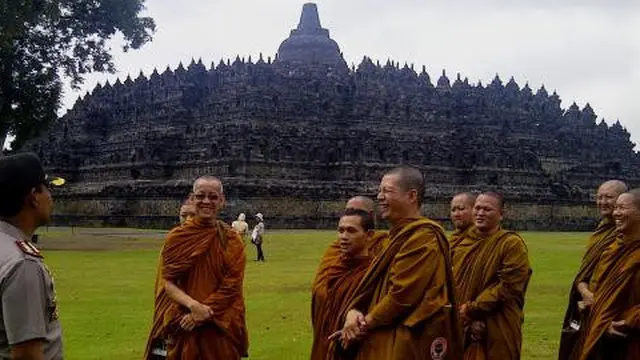 Kapolres Magelang AKBP Guritno Wibowo dan biksu di Candi Borobudur. merdeka.com/parwitp