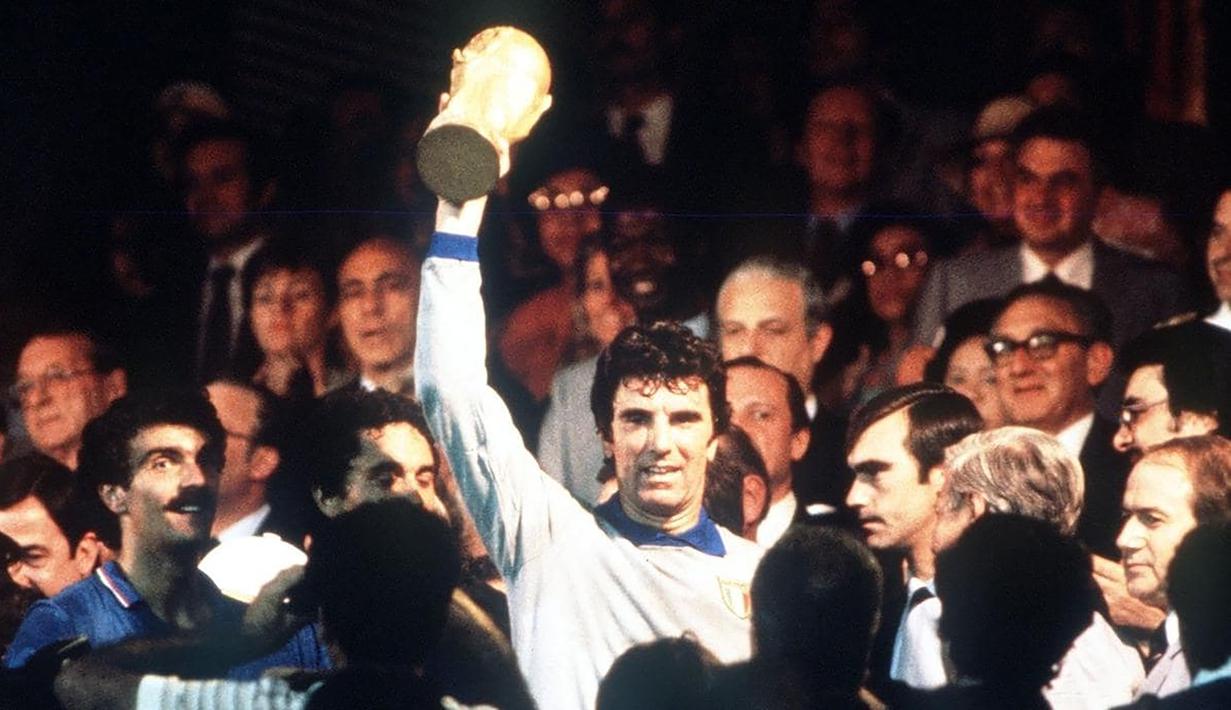 Dino Zoff. Saat Italia menjadi juara Piala Dunia 1982 di Spanyol usai mengalahkan Jerman Barat dengan skor 3-1 di partai final, Kiper Italia Dino Zoff yang saat itu berusia 38 tahun menjadi anggota skuad tertua yang dibawa pelatih Enzo Bearzot dan hingga kini tercatat sebagai pemain tertua yang mampu menjadi juara Piala Dunia sepanjang sejarah. Sebagai kiper utama, ia selalu bermain penuh dalam seluruh 7 laga Italia di Piala Dunia 1982. (UEFA.com)