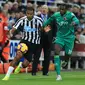 4. Salomon Rondon – Dinilai sukses di klub terdahulu membuat Newcastle berani meminjam pemain asal Venezuela ini. Mereka membutuhkan penyerang yang tajam dikarenakan memiliki masalah besar dalam mencetak gol. (AFP/Lindsay Parnaby)