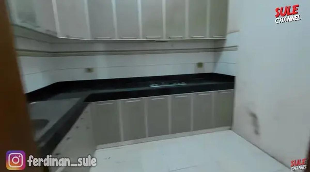 Potret Dapur Rumah Putri Delina, Desain American Classic dengan Sentuhan Tosca