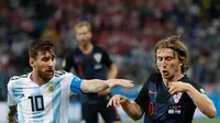 Megabintang Argentina, Lionel Messi berebut bola dengan pemain Kroasia, Luka Modric pada pertandingan Grup D Piala Dunia 2018 di Nizhy Novgorod Stadium, Rusia, Jumat (22/6). Menghadapi Kroasia, Argentina takluk dengan skor 0-3.. (AP/Petr David Josek)
