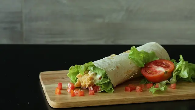 Chicken Wrap (Image by Chanwit Voraakan from Pixabay)