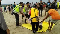 Wisatawan yang hanyut di Pantai Sawarna ditemukan tewas. (Liputan6.com/Yandhi Deslatama)