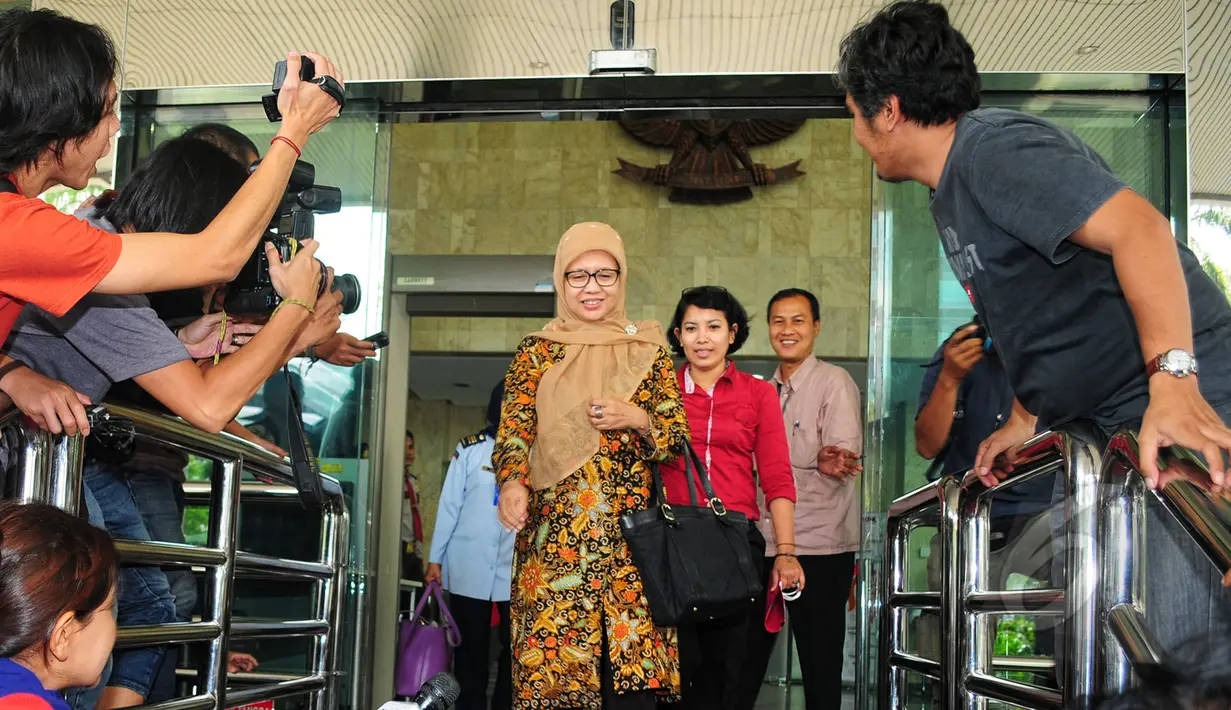 Chairun Nisa usai menjalani pemeriksaan oleh penyidik di Gedung KPK, Jakarta, Kamis (26/3/2015). Chairun Nisa diperiksa dalam perkara dugaan tindak pidana korupsi penyelenggaraan haji di Kementerian Agama 2012-2013. (Liputan6.com/Yopi Renato)