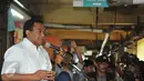 Rachmat Gobel berbicara dalam peresmian Depo Bapok Kita di Pasar Kramat jati, Jakarta, Senin (10/8/2015). Depo Bapok dapat menjaga stabilitas harga dan menjamin supplai agar masyarakat tidak khawatir harga bahan pokok naik. (Liputan6.com/Herman Zakharia)