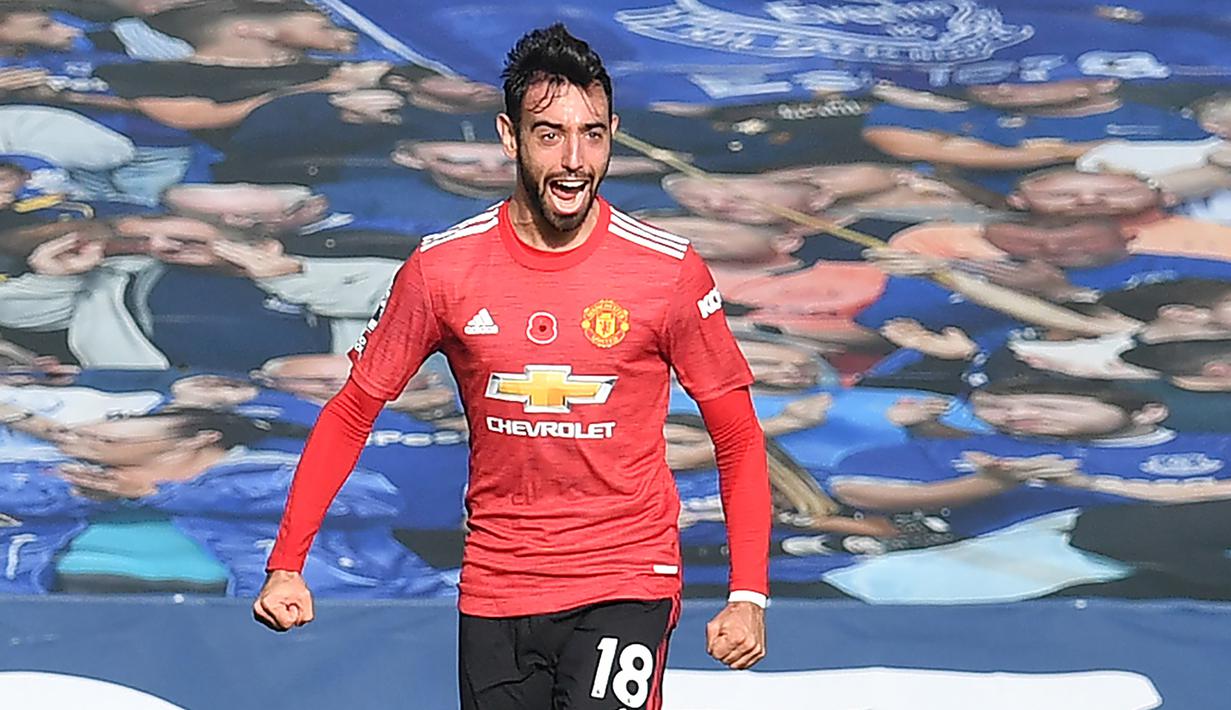 4. Bruno Fernandes (Manchester United) - Penampilan pemain asal Portugal ini memang sangat luar biasa bersama Manchester United. Meski Manchester United tengah mengalami badai kekalahan, Bruno Fernandes tetap tampil kreatif dengan koleksi 3 assistsnya di awal musim ini. (AFP/Paul Ellis/pool)