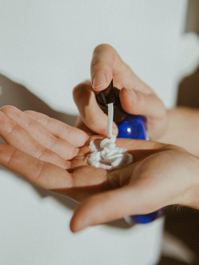 Ilustrasi menggunakan skincare