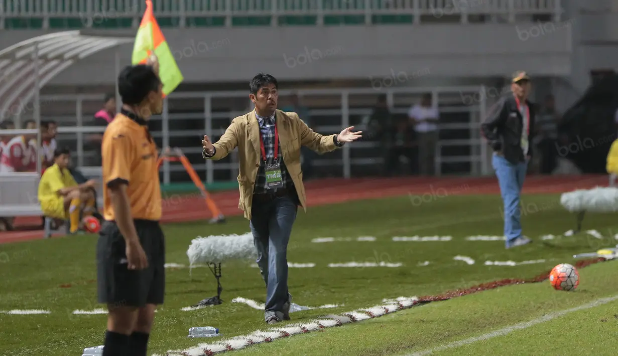 Pelatih Semen Padang, Nil Maizar memprotes keputusan wasit saat timnya melawan PS TNI pada lanjutan Torabika SC 2016 di Stadion Pakansari, Bogor, Minggu (23/10/2016). (Bola.com/Nicklas Hanoatubun)