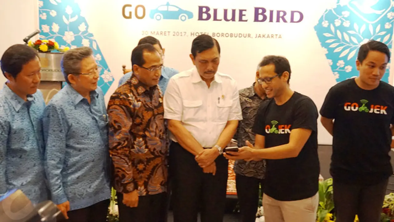 Menhub Budi Karya dan Menko Kemaritiman Luhut Pandjaitan Turut Menghadiri Kerja Sama Go-Jek dan BlueBird. Liputan6.com/Agustin Setyo Wardani