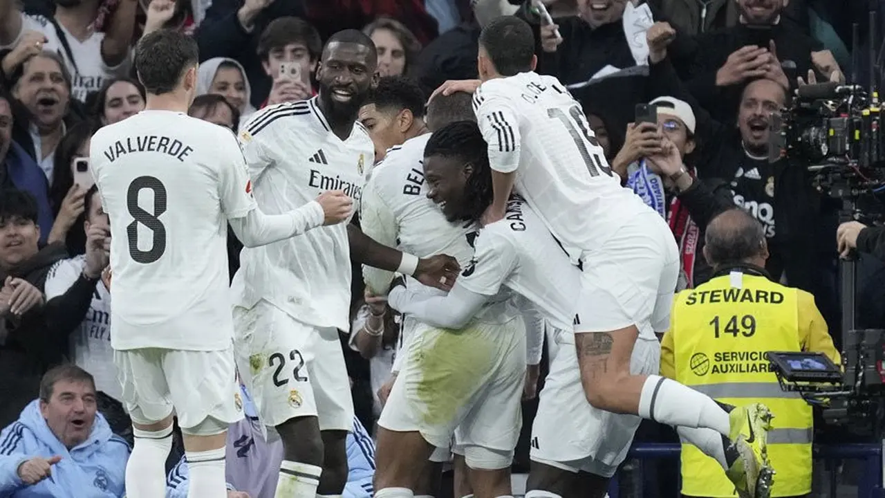 Skuad Real Madrid merayakan gol Kylian Mbappe ke gawang Sevilla, Minggu (22/12/2024). (c) AP Photo/Bernat Armangue