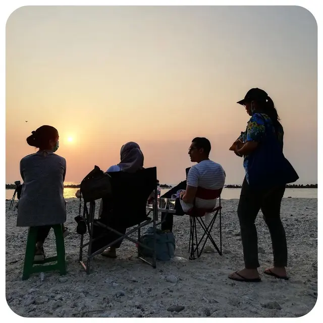 Kerja Sambil Liburan, Ini 6 Potret Manis Dimas Seto dan Dhini Aminarti di Pulau Seribu