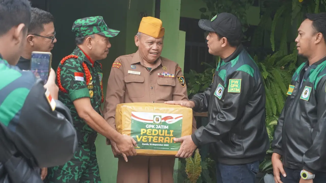 Ketua GPK Jawa Timur Gus Edo memberi tali asih dengan menyambangi para veteran di kediamannya. (Istimewa).