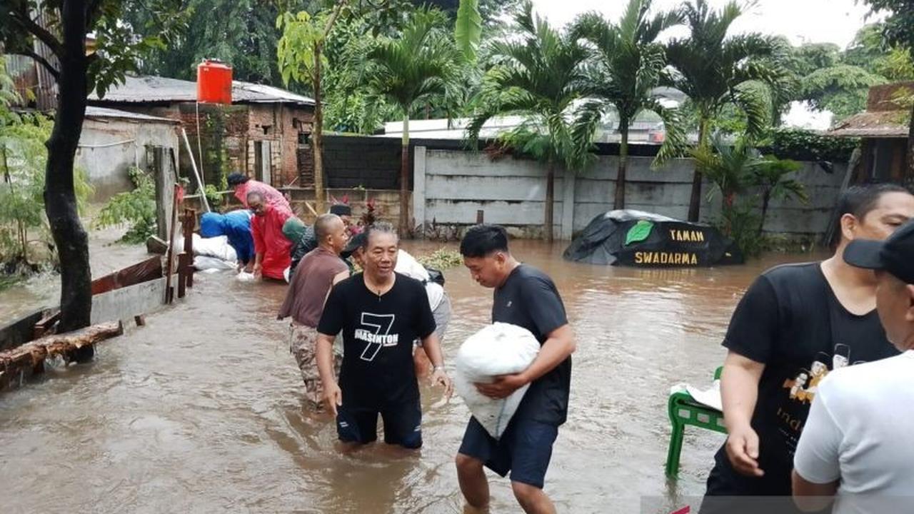 Personel Gabungan Tangani Cepat Tembok Roboh Petukangan Utara Akibat Luapan Kali Uangan