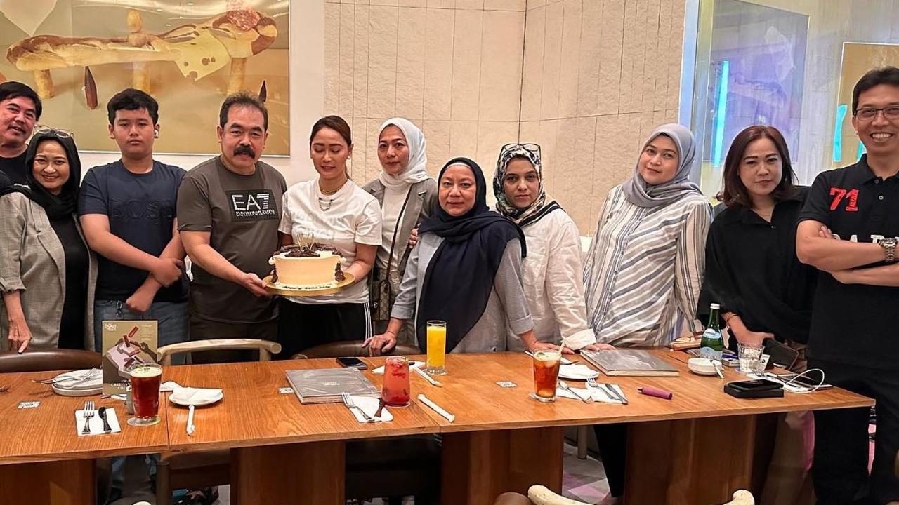 Sejumlah rekan penyanyi menuliskan komentar di postingan Inul. Mereka menyampaikan doa buat Adam Suseno.