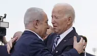 Presiden Amerika Serikat Joe Biden disambut Perdana Menteri Benjamin Netanyahu di Bandara Internasional Ben Gurion, Tel Aviv, Israel, pada 18 Oktober 2023. (Dok. Evan Vucci/AP)