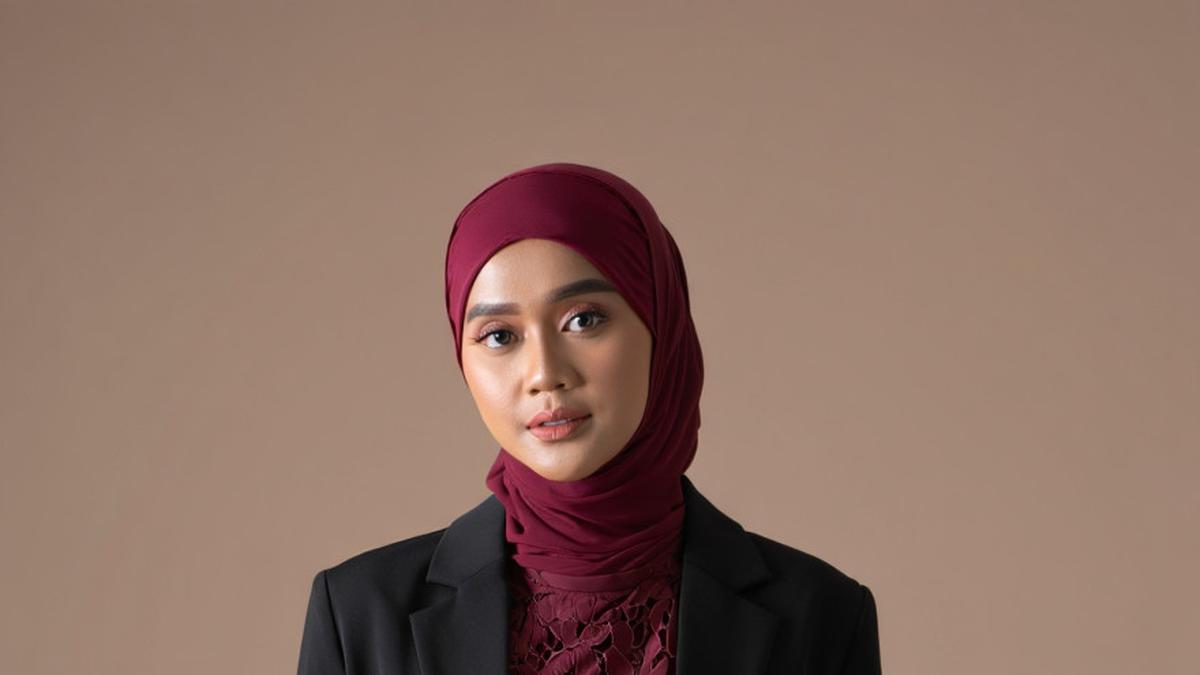 7 Model Gamis Brokat Maroon dengan Aksen Blazer Muslimah Simple 2025, Anggun dan Modern