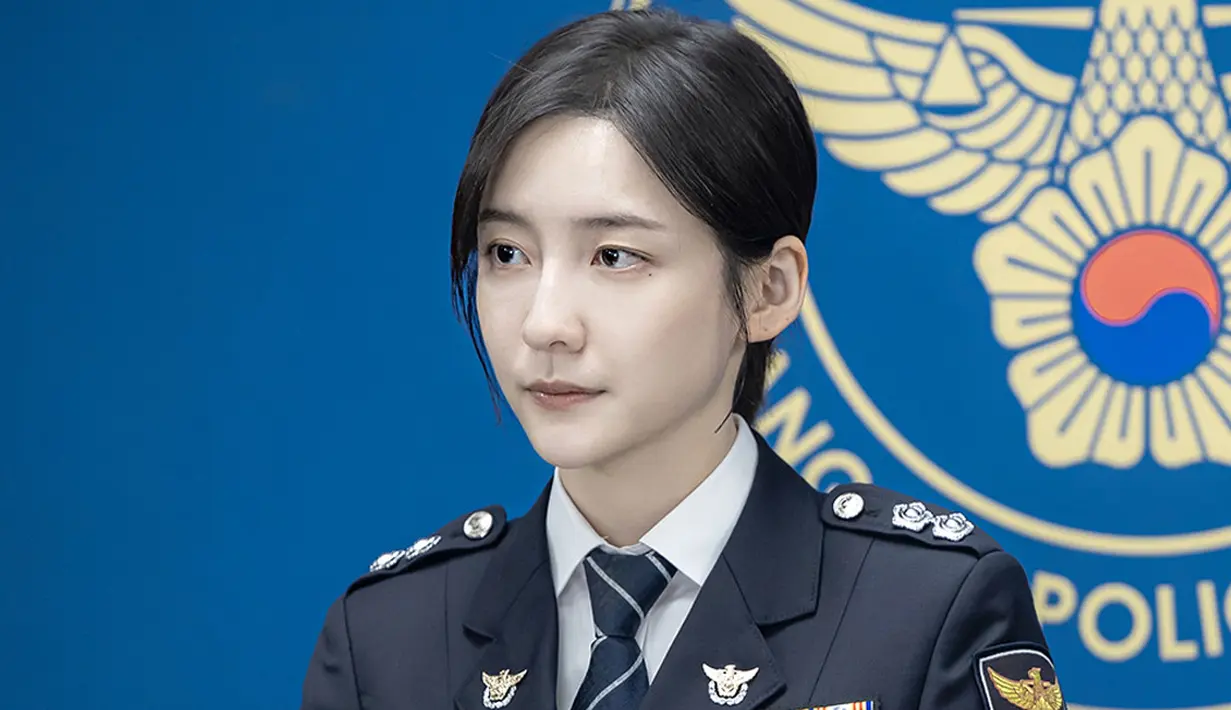 <p>Lee Kang Hyun saat berseragam menampilkan pesona yang berbeda. Pemirsa sangat mengantisipasi transformasi akting Park Ji Hyun lewat drama ini. (Foto: SBS)</p>