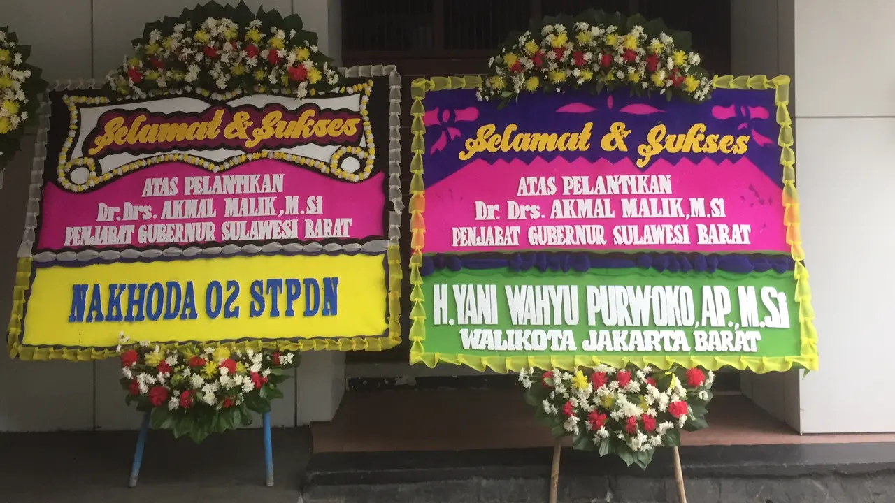 Rangkaian karangan bunga menghiasi lokasi penalntikan Penjabat Gubernur di Kantor Kementerian Dalam Negeri (kemendagri). (Liputan6.com/M Radityo Priyasmoro)