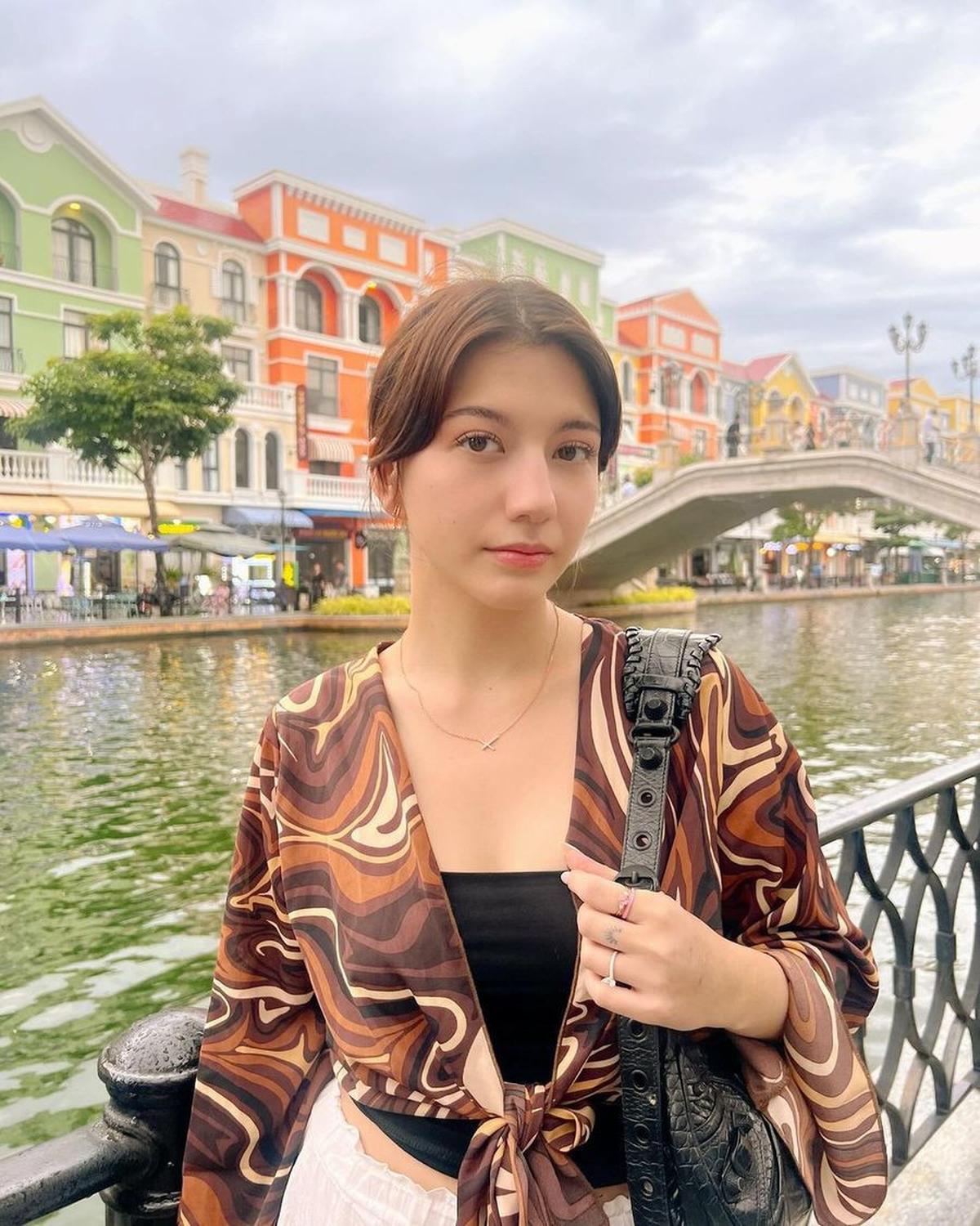 "Happy honeymoon lovebird, happy happy ya kalian," tulis seorang netizen.<br><br>"cie cie yang udah halal," tambah lain.