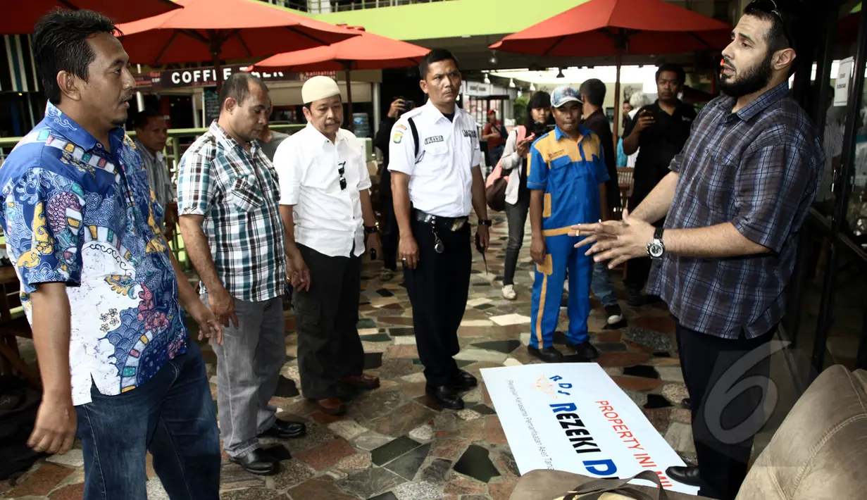 Terjadi dialog yang saling mengklaim area kepemilikan gedung Mall Jatinegara Xtaiment, Jakarta, Senin (13/4/2015). (Liputan6.com/Johan Tallo)