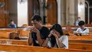 Umat Katolik berdoa setelah misa di Gereja Baclaran di Paranaque, Metro Manila, Filipina pada 21 April 2025, menyusul wafatnya Paus Fransiskus di Vatikan. (Jam STA ROSA/AFP)