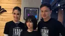 Salah satu perubahan yang ia lakukan adalah mengganti gaya rambut menjadi lebih pendek dan kriwil [@zaraadhsty]