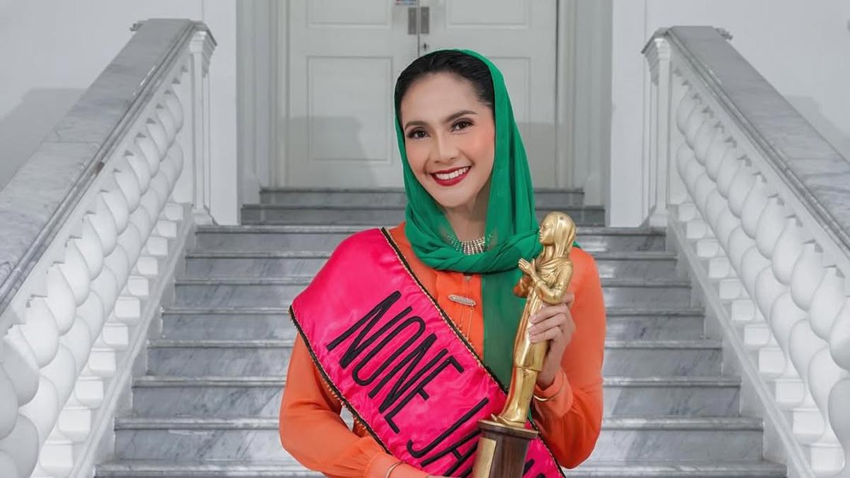 9 Model Kebaya ala Maudy Koesnaedi, Penampilan di Reuni Abang None Curi Perhatian