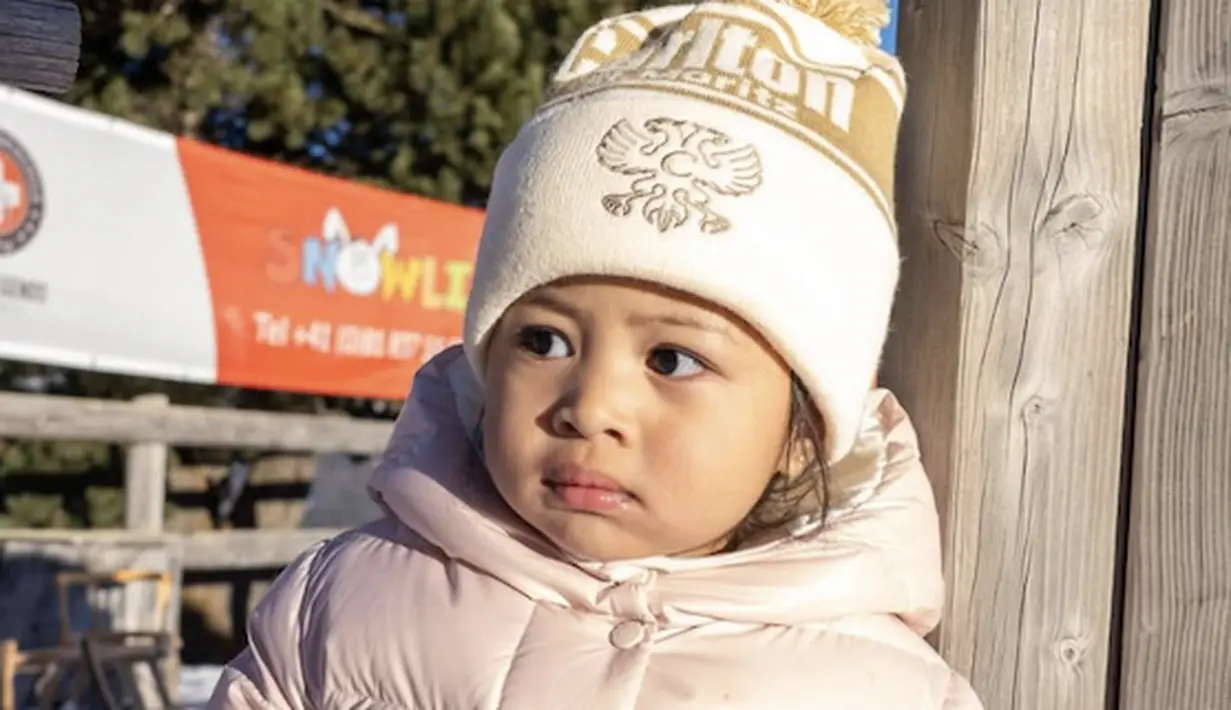 Dengan gaya menggemaskan, tampilan Lily bisa jadi inspirasi outfit anak untuk berlibur musim dingin.  [Foto: Instagram/ Raffinagita]