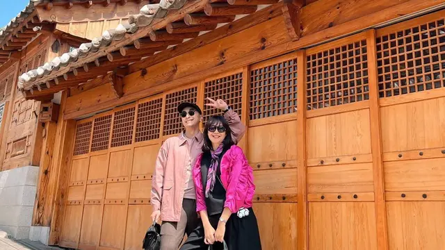 Potret Winky Wiryawan dan Istri di Korea Selatan, Tampil Kocak Pakai Hanbok