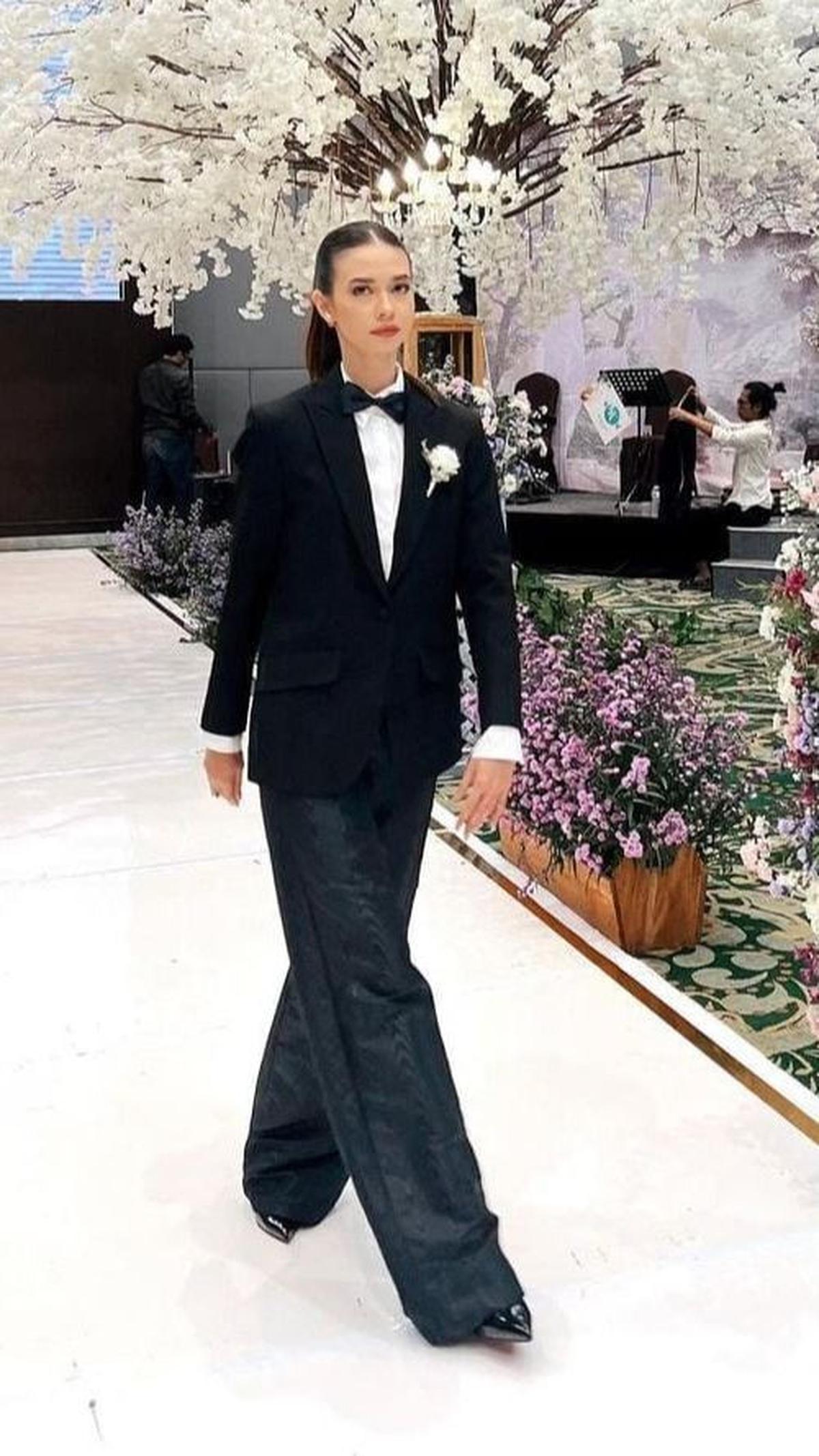 Saat menjadi groomsmen, Yuki, memakai style jazz dan celana, fashion yang terbilang unik tetapi cantik kala Yuki Kato memakainya. (foto : instagram.com/yukikt)
