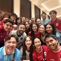 Pertandingan final FIFA ASEAN Cup 2026 disaksikan oleh sederet pasutri selebriti. Dari bangku penonton, mereka memberi semangat Timnas Indonesia untuk mengalahkan timnas Thailand. Seperti apa gaya busananya? [@miktambayong]