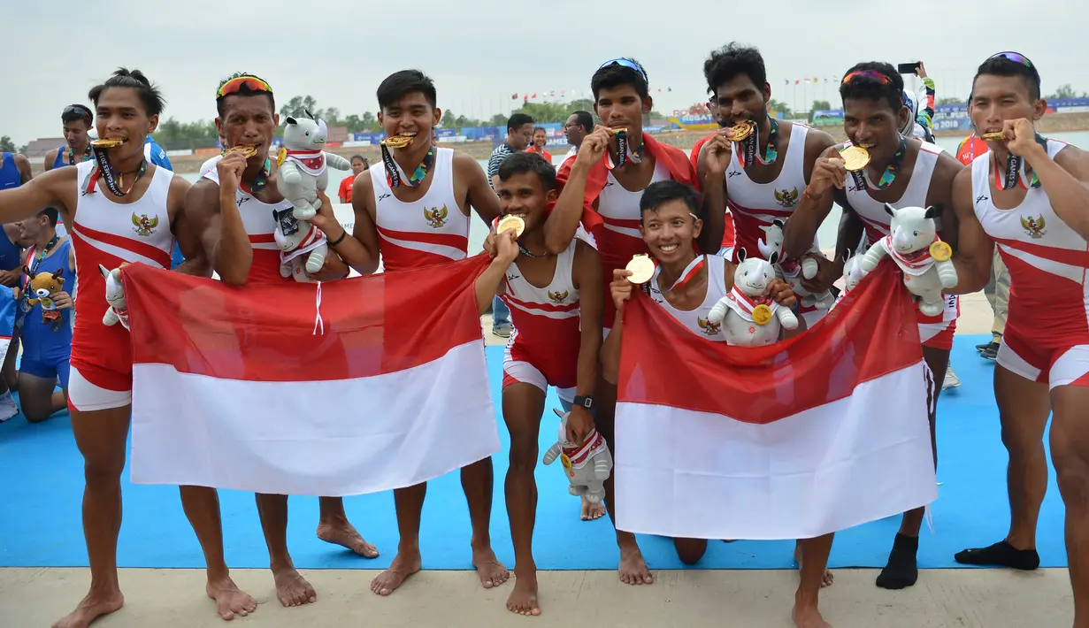 Regu dayung Indonesia meluapkan kegembiraan seusai meraih medali emas pada pertandingan final dayung kelas ringan delapan putra Asian Games 2018 di Venue Rowing Jakabaring Sport City, Palembang, Jumat (24/8). (ANTARA FOTO/INASGOC/Nova Wahyudi/nym/18)