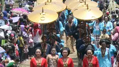 Sejumlah remaja membawa payung, sesaji dan pusaka saat mengikuti Kirab Ritual Agung Jayabaya di Petilasan Sri Aji Jayabaya di Desa Menang, Kediri, Jawa Timur, Sabtu (25/10/2014) (Antara Foto/Rudi Mulya)