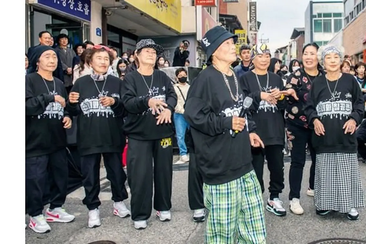 Nenek-Nenek Ini Buktikan Usia Hanya Angka, Buat Grup Rap dan Viral