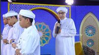 Buya Yahya saat mencontohkan hukum makmum menyendiri saat sholat berjamaah. (YouTube Al Bahjah TV)