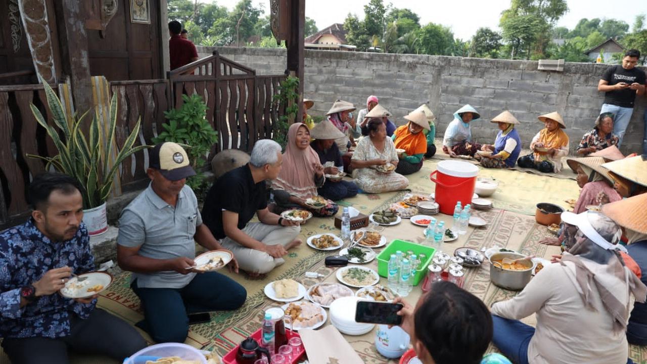 Ganjar membeberkan keluhan lain yang banyak dilihatnya adalah masalah kelangkaan pupuk bagi petani.&nbsp;<br>