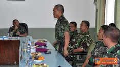 Citizen6, Surabaya: Hadir dalam acara tersebut Kepala Staf Pasmar-1 Kolonel Marinir Dedi Suhendar, Dankolatmar Kolonel Amir Faisol, para Asisten Pasmar-1 beserta Perwira Staf dan Komandan Kolak/Satlak Pasmar-1.(Pengirim: Budi Abdillah)
